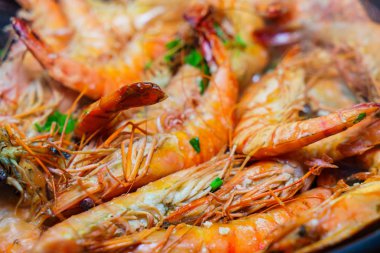 Büyük kaplan karides yemek,
