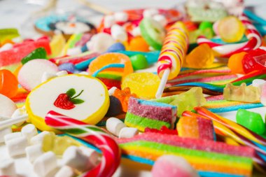 renkli şekerler, lolipop ve arka plan olarak reçel