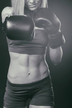 Karanlık bir arka plan üzerinde profesyonel fitness atlet.