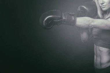Karanlık bir arka plan üzerinde profesyonel fitness atlet.