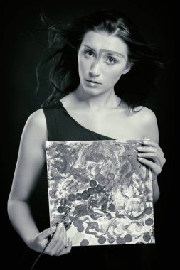 Tuval ile güzel sanatçı