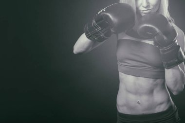 Karanlık bir arka plan üzerinde profesyonel fitness atlet.