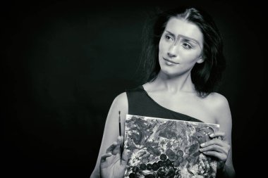 Tuval ile güzel sanatçı