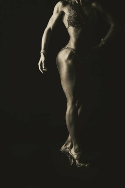 Luxury fitness kız karanlık bir arka plan üzerinde.