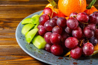 Bir plaka üzerinde taze sulu meyve