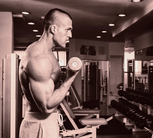 Fitter junger starker Mann im Fitnessstudio — Stockfoto