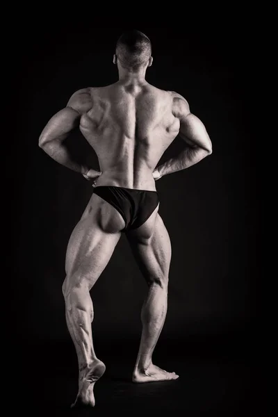 어두운 배경에서 근육 질의 젊은 남자의 근접 촬영 — 스톡 사진