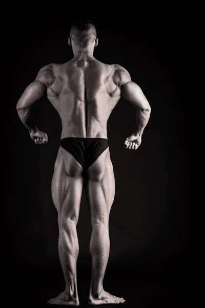 어두운 배경에서 근육 질의 젊은 남자의 근접 촬영 — 스톡 사진