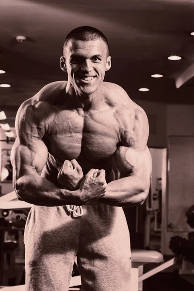 Proceso de entrenamiento de hombres en el gimnasio —  Fotos de Stock