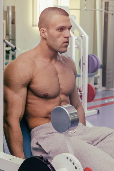 Processus d'entraînement hommes à la salle de gym — Photo