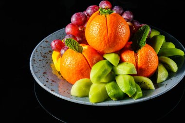 Bir plaka üzerinde taze sulu meyve