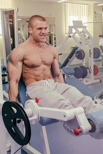 Proceso de entrenamiento de hombres en el gimnasio — Foto de Stock