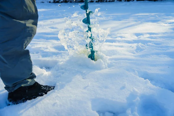 氷釣りで魚をキャッチ — ストック写真