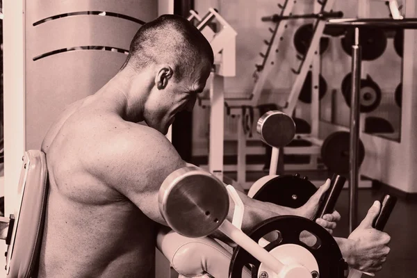 Proceso de entrenamiento de hombres en el gimnasio —  Fotos de Stock