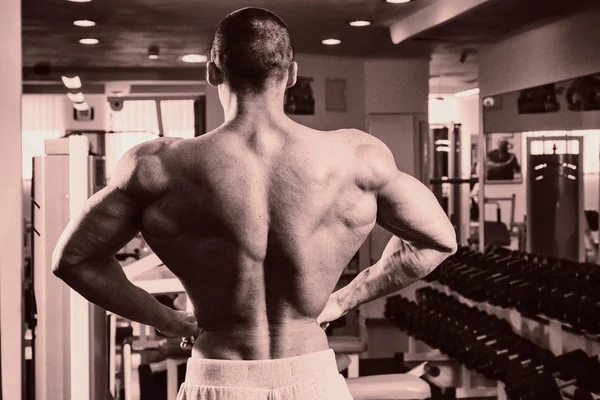 Proceso de entrenamiento de hombres en el gimnasio — Foto de Stock