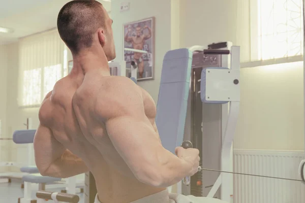 Processus d'entraînement hommes à la salle de gym — Photo