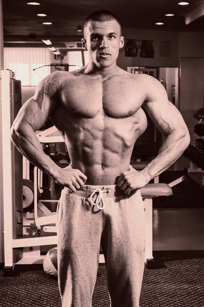 Mężczyzn proces treningu na siłowni — Zdjęcie stockowe