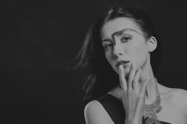 karanlık bir arka plan üzerinde moda esmer.