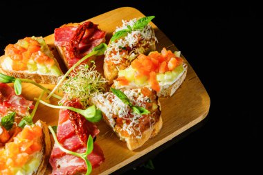 Bruschetta bir ahşap tahta üzerinde farklı türleri