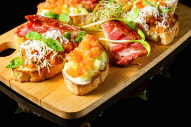 Bruschetta bir ahşap tahta üzerinde farklı türleri