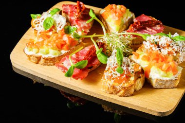Bruschetta bir ahşap tahta üzerinde farklı türleri