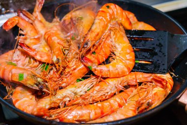 Tavada kızarmış karides.