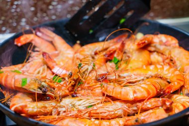 Tavada kızarmış karides.