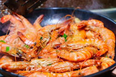 Tavada kızarmış karides.