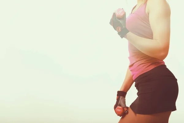 Figur Fitness-Mädchen auf hellem Hintergrund. — Stockfoto