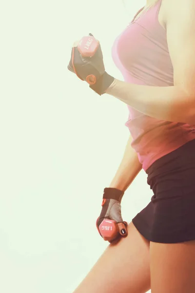 Figuur fitness meisje op een lichte achtergrond. — Stockfoto