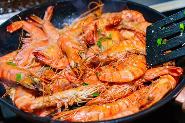 Camarones fritos en una sartén —  Fotos de Stock