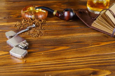 Arka plan erkekler diğer bir konu. Boru, viski ve Not