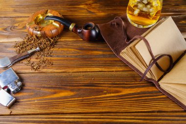 Arka plan erkekler diğer bir konu. Boru, viski ve Not