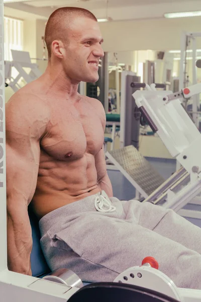 Un hombre entrenado en un gimnasio — Foto de Stock