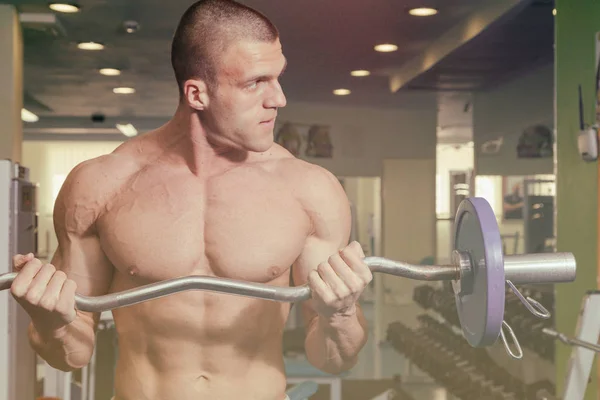 Un hombre entrenado en un gimnasio — Foto de Stock