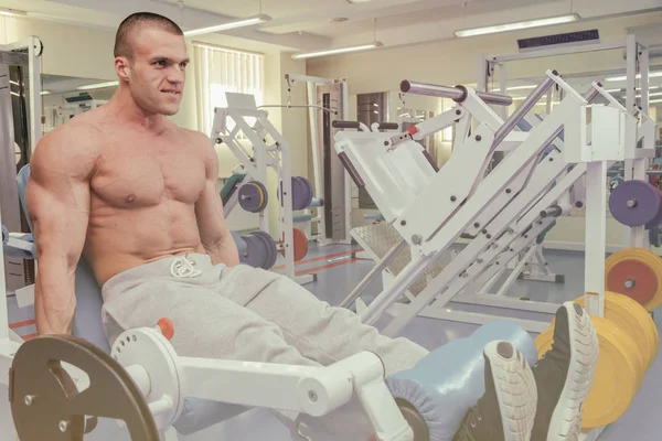 Un hombre entrenado en un gimnasio — Foto de Stock