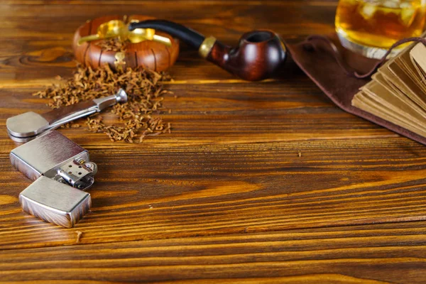 Background on the topic of men's rest. Pipe, whiskey and noteboo — Stock Photo, Image