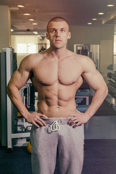Un homme entraîné dans un club de fitness — Photo