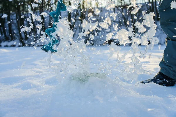 氷の冬の釣りに掘削 — ストック写真