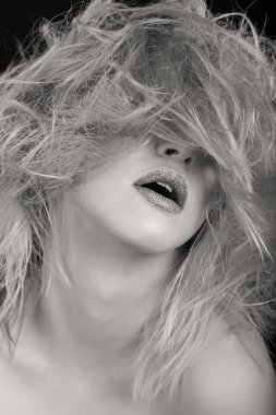 Güzellik moda fotoğrafları. Duygusal sarışın