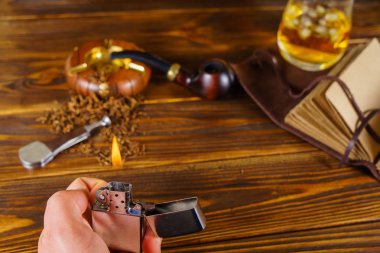 Arka plan erkekler diğer bir konu. Boru, viski ve Not