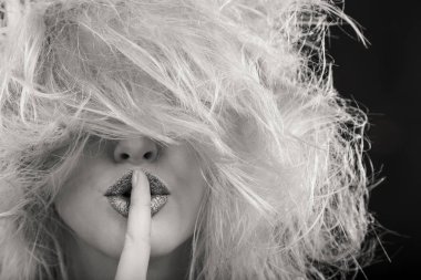 Güzellik moda fotoğrafları. Duygusal sarışın