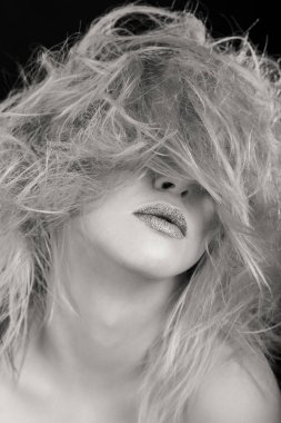 Güzellik moda fotoğrafları. Duygusal sarışın