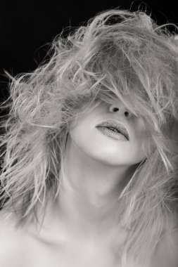 Güzellik moda fotoğrafları. Duygusal sarışın