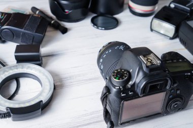hafif bir arka plan üzerinde fotoğrafik donanımlar.