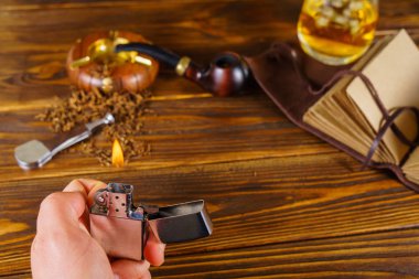 Arka plan erkekler diğer bir konu. Boru, viski ve Not