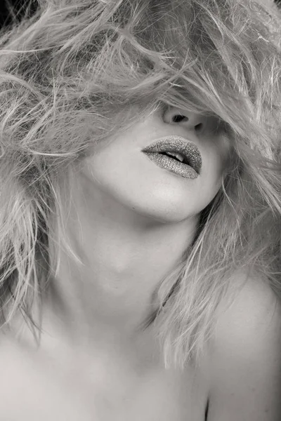 Güzellik moda fotoğrafları. Duygusal sarışın