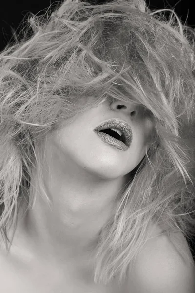 Güzellik moda fotoğrafları. Duygusal sarışın