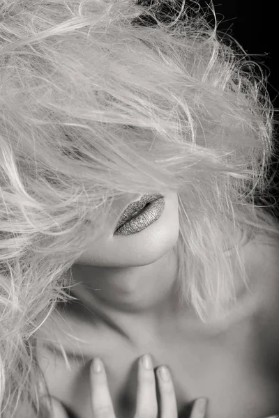 Skönhet modebilder. Känslomässiga blond — Stockfoto