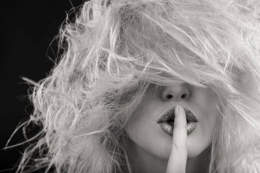 Güzellik moda fotoğrafları. Duygusal sarışın